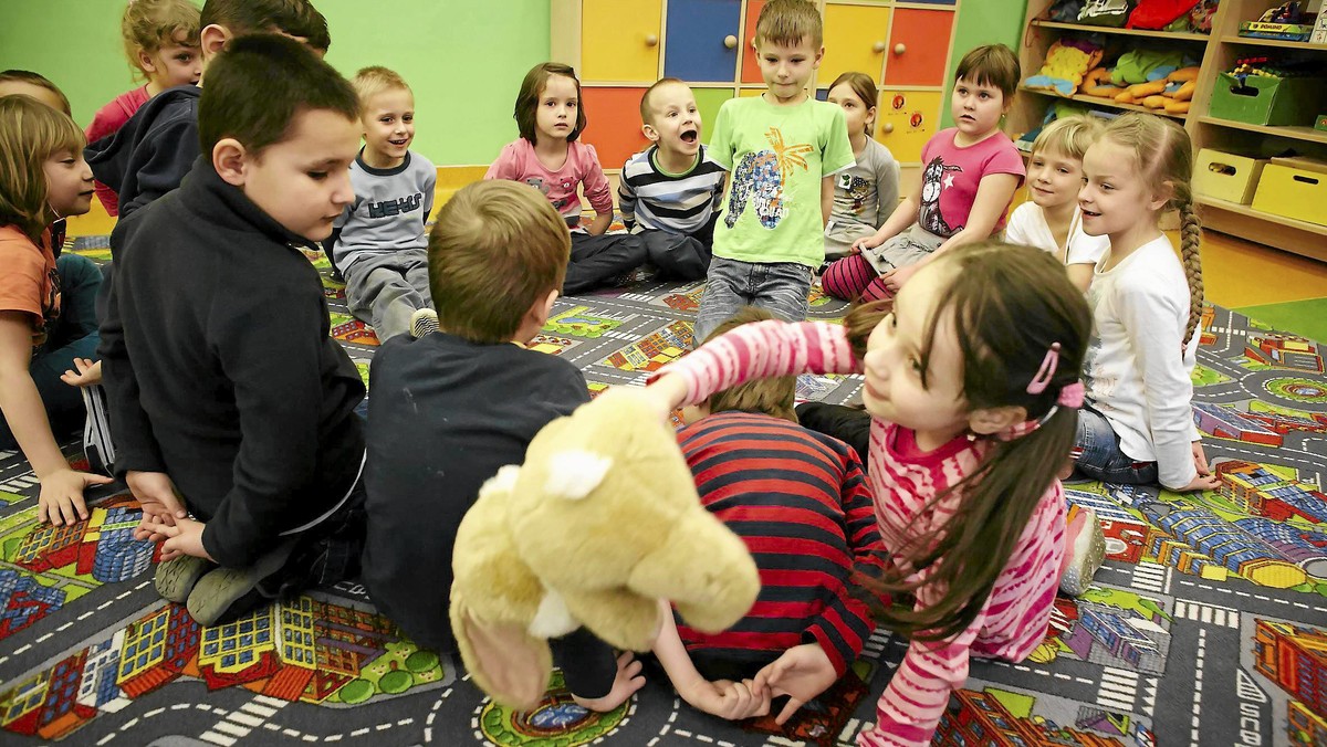 W przyszłym tygodniu posłowie zajmą się wnioskiem o plebiscyt w sprawie obniżenia wieku szkolnego, zapowiada "Rzeczpospolita". Pomysł poddania tej reformy pod referendum poparło niemal milion osób.