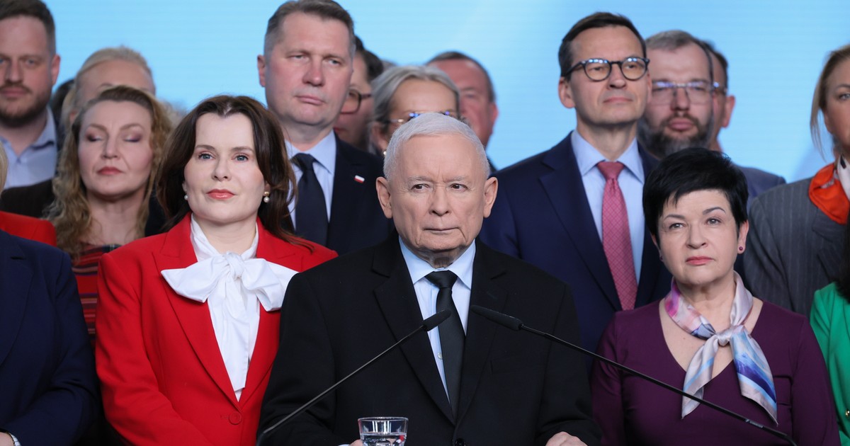 "Każdy zerkał na telefon". Było o włos od rozpadu PiS [KULISY]