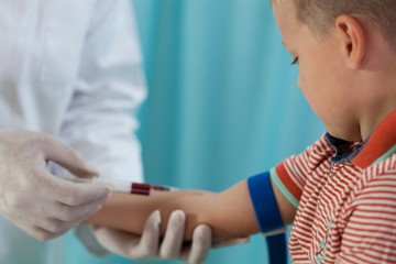 Kiakad a magyar gyermekorvos a vérvizsgálatok miatt: "egyszerre felháborító, másfelől amatőr"