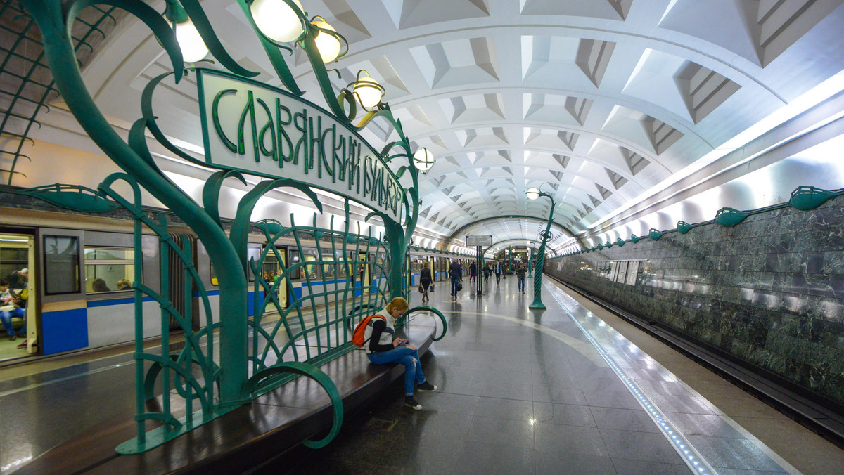 Z moskiewskiego metra od 1 kwietnia znikną słynne siedzące w szklanych budkach dyżurne, które nadzorują ruch na schodach ruchomych. Część spośród około 200 pracownic - popularnie nazywanych "babciami" - przejdzie do innej pracy, ale część zostanie zwolniona.