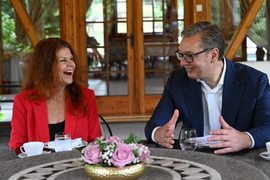 Ko je holivudska glumica SRPSKOG POREKLA koju je Vučić danas ugostio: Lolita se POKLONILA BELOM ANĐELU U MILEŠEVI, otac Branko je naučio SRPSKI, a njenog muža zna ceo svet