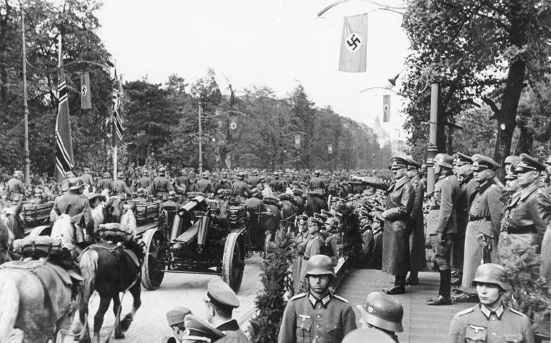 Adolf Hitler przyjmuje paradę w podbitej Warszawie, 5 października 1939