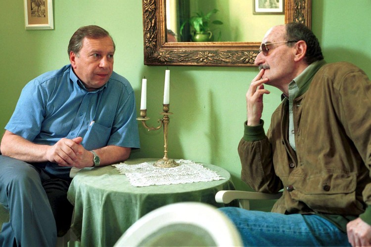 Jerzy Stuhr i Sławomir Mrożek w Krakowie, w Kawiarni Filmowej 'Graffiti', rok 2001