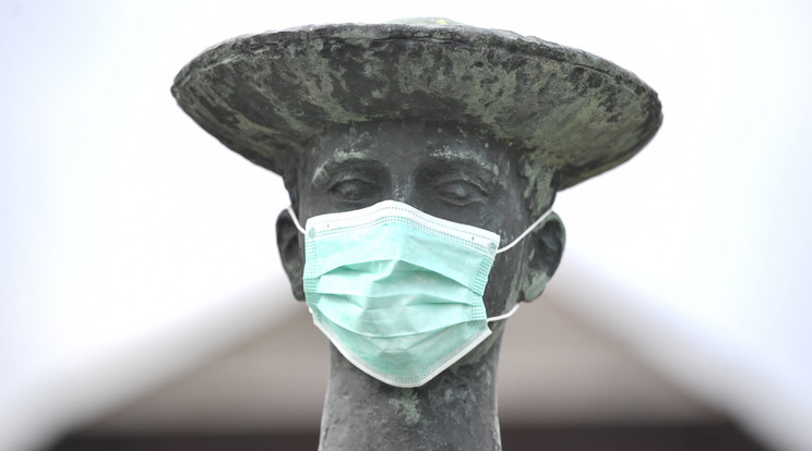Egészségügyi maszk egy hortobágyi köztéri szobron / Fotó: MTI/Czeglédi Zsolt