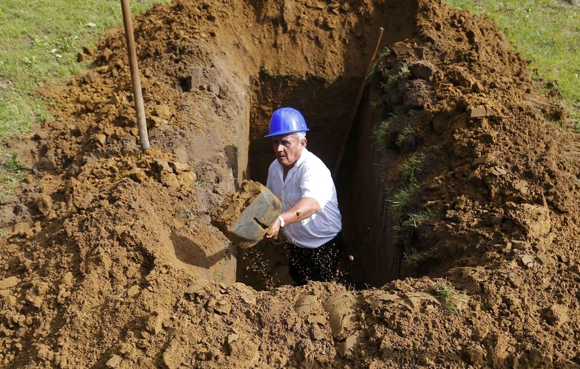 Zawody grabarzy w kopaniu grobów na czas