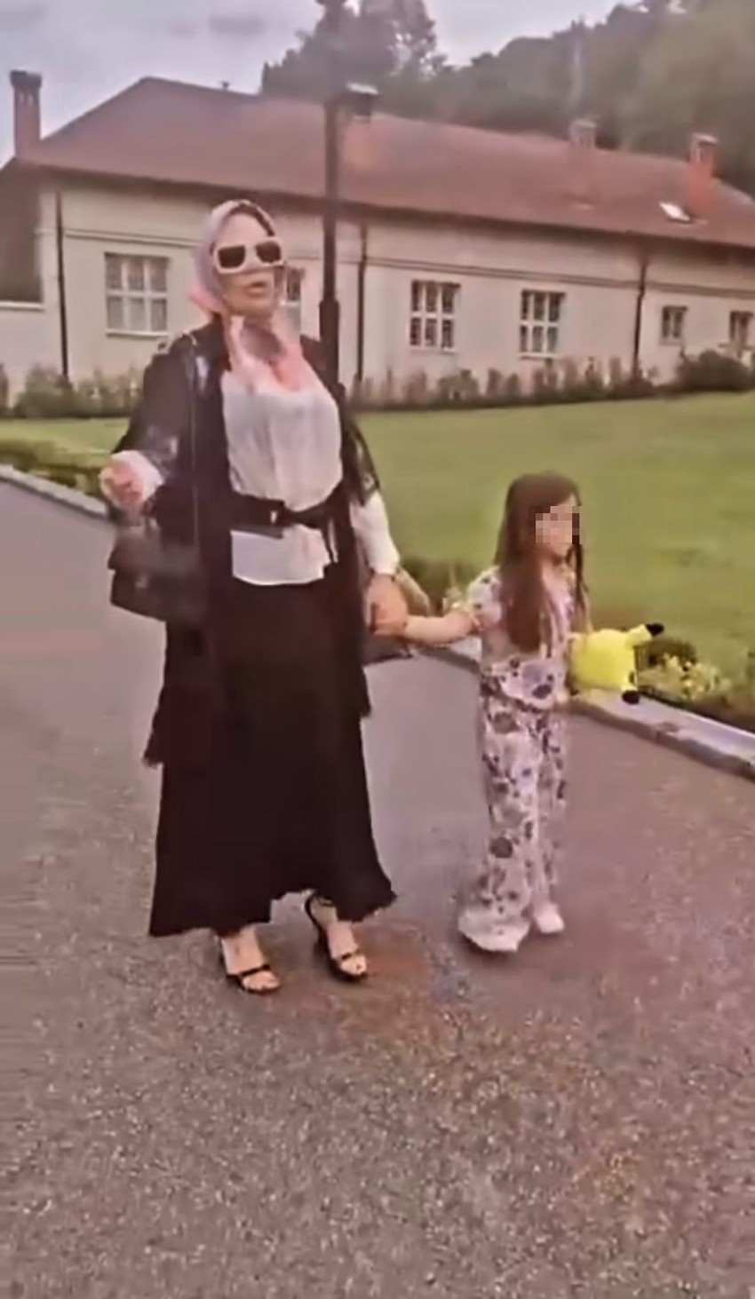 Ana je sa ćerkom posetila manastir