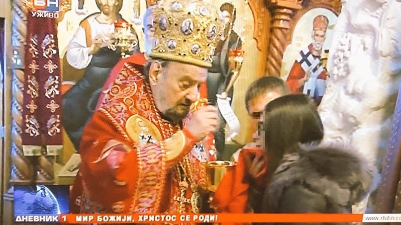 Kačavenda daje pričest devojčici