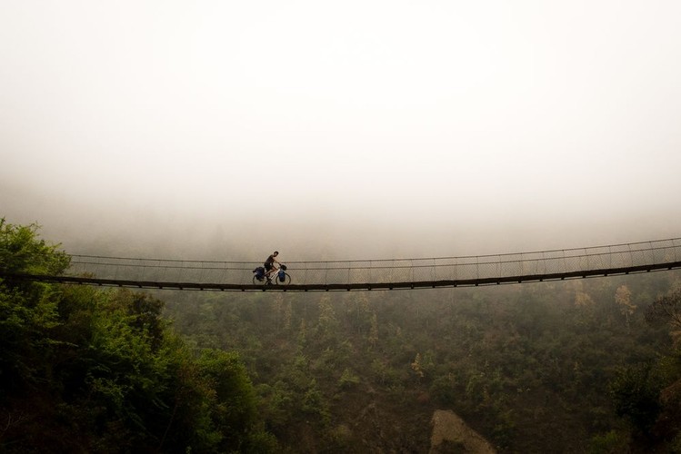 Na moście w Nepalu; fot. T. Bogusz / Pirania na kolację