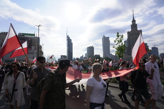 Tłum na rondzie Dmowskiego