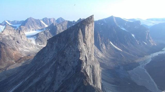 A világ legmagasabb függőleges sziklafala: ha leugranál a Thor-hegyről, fél perc múlva érnél földet