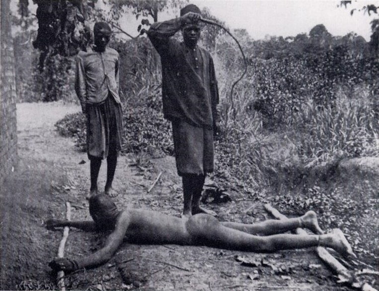Niewolnik chłostany biczem sjambok ze skóry hipopotama. Jedno z najpowszechniej stosowanych narzędzi kar/tortur w belgijskim Kongu.