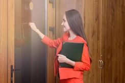 Urzędnicy zapukają do drzwi Polaków. Odwiedzą tysiące domów