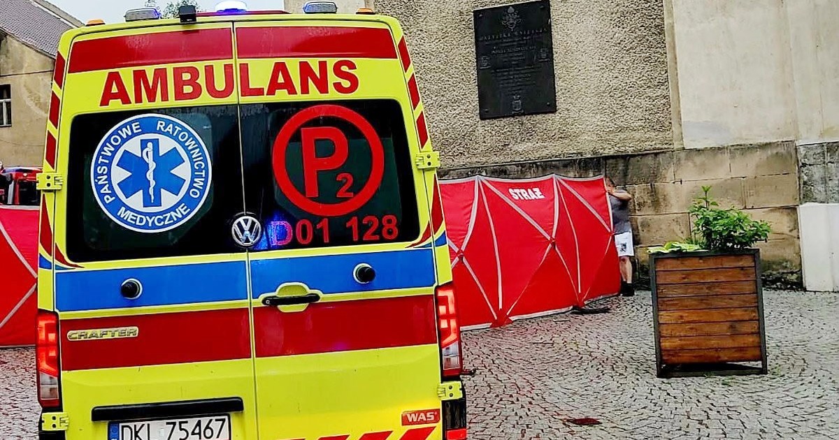 Tragedia w Bardzie: Kierowca wjechał w pieszych na chodniku