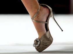 Nie umiesz chodzić na szpilkach? Oto szkoła dla Ciebie!