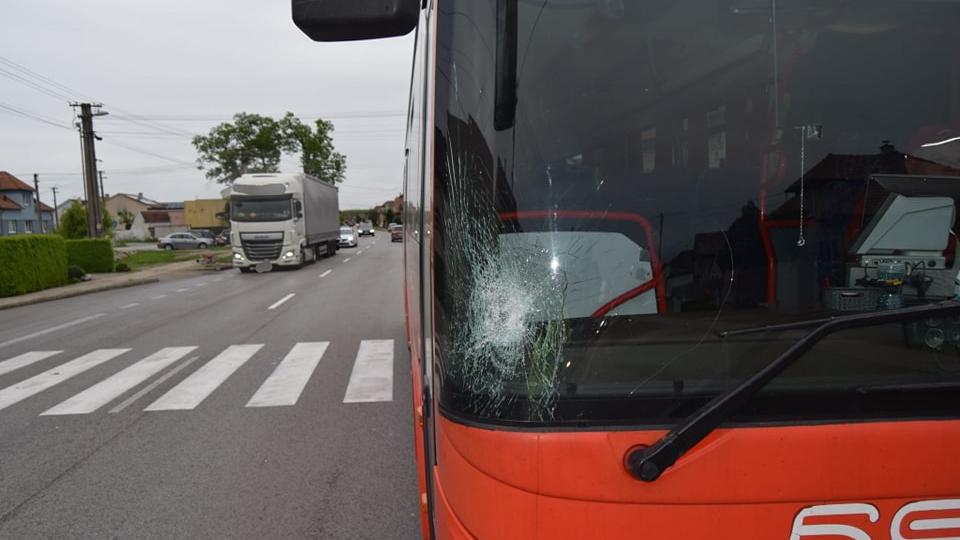 Následky zrážky cyklistu s autobusom v Kútoch, 16. apríla 2024