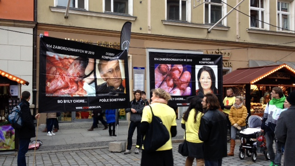 Pikieta odbyła się przed siedzibą Platformy Obywatelskiej we Wrocławiu. W sobotnie popołudnie przez godzinę rozdawano ulotki, pojawiły się także duże transparenty, a na nich zdjęcia posłów PO z Wrocławia, które były zestawione ze zdjęciami martwego płodu – tuż po dokonaniu aborcji.
