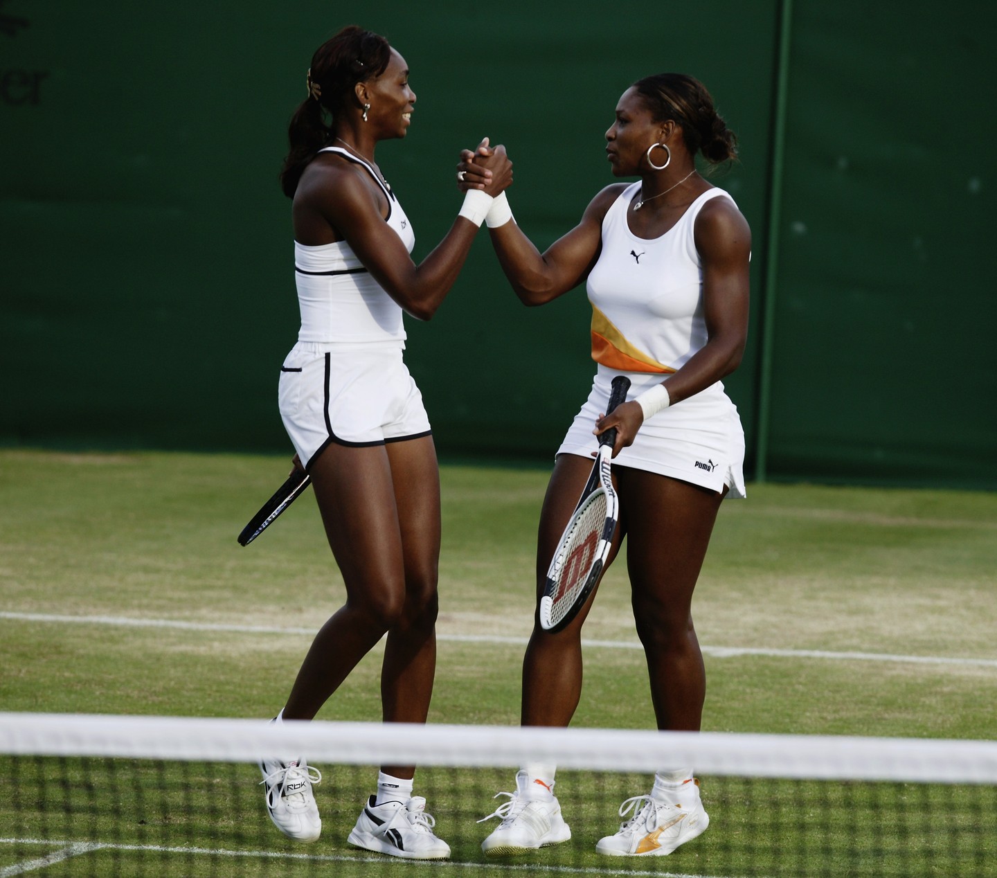 A Williams-nővérek legendásan híresek merész szettjeikről a pályán, és azon kívül is. Serena és Venus Williams karrierjéről film is készült Arthur király címmel, ahol édesapjukat Will Smith alakította, a szerep pedig Oscar-díjat ért számára. 