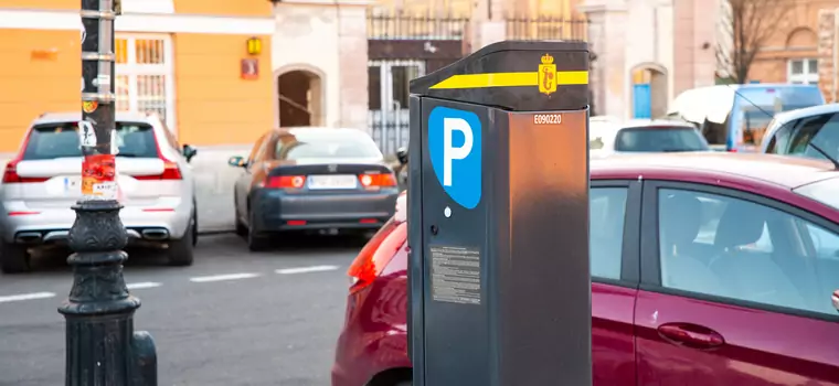 Wyższe kary za parkowanie w strefach bez biletu. Jak szybko kupić go przez telefon?