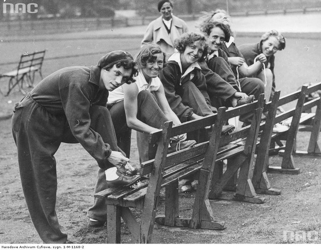 Sportsmenki w profesjonalnym sportowym obuwiu