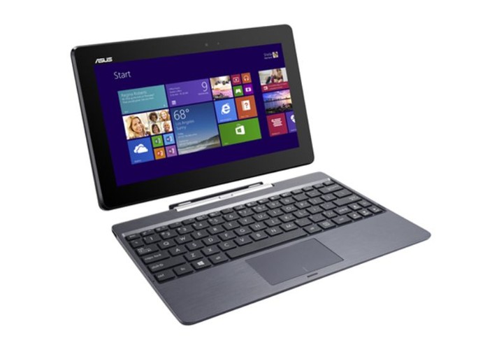 Wprawdzie Asus zapowiedział już polską premierę Transformer Book Trio, urządzenia które ma być tabletem, laptopem i domowym komputerem w jednym, ale zapewne wiele osób nie pogardziłoby zaprezentowanym kilka tygodni temu modelem Transformer Book T100. Urządzenie łączy funkcjonalność 10 calowego tableta i laptopa. Gdy chcemy korzystać z tego pierwszego, po prostu odpinamy ekran od klawiatury. T100 jest sprzedawany z Windowsem 8.1 lub z systemem Android. Dzięki długiej pracy na baterii pozwala przeglądać strony internetowe przez 11 godzin. Kosztuje 1499 zł. Na zdj. Asus Transformer Book Trio. Źrodło: www.asus.com