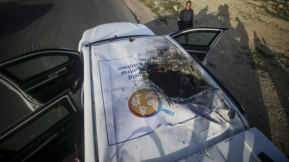 Zniszczony samochód, którym jechała siódemka zabitych wolontariuszy