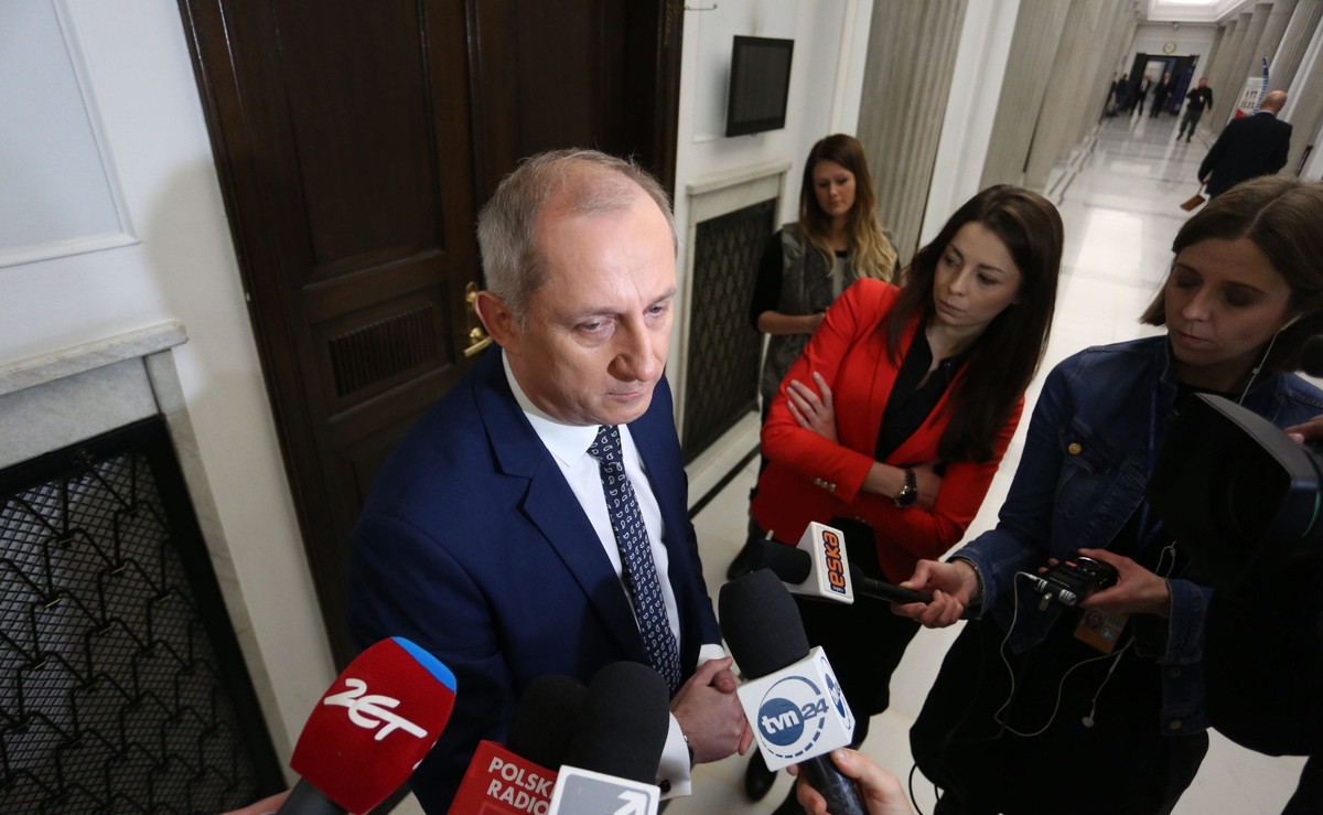 Projekt dotyczy wynagrodzeń członków zarządów i rad nadzorczych państwowych spółek. "To są publiczne spółki, publiczny majątek i naszym zdaniem taka jawność i transparentność jest jak najbardziej uzasadniona" - oświadczył szef klubu PO.