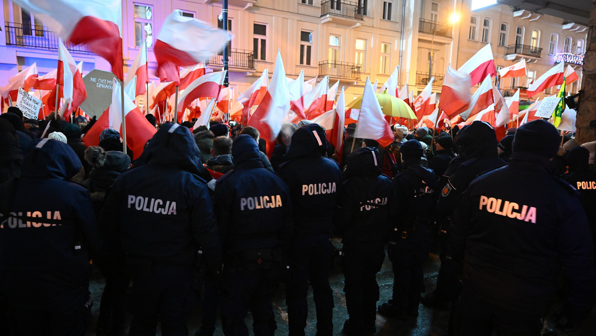 Protest PiS w Warszawie. Nieoczekiwana zmiana planów 