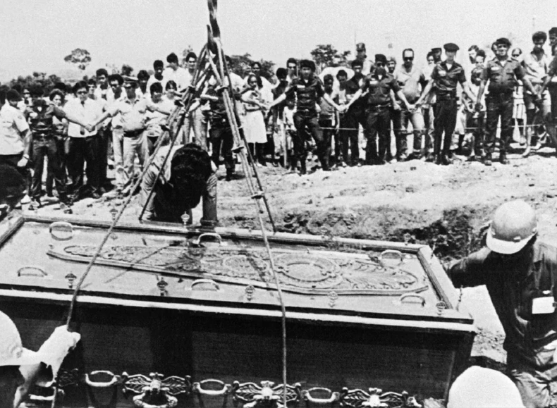 Snimljeno 30. oktobra 1987. u Rio de Žaneiru u Brazilu, vidi se kako vojni stražari drže kovčeg tokom sahrane Izraela Dos Santosa, treće žrtve incidenta nuklearnog zračenja u Gojaniji