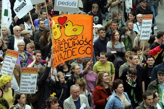 Parada Równości w 2005 roku. Uczestnicy podnosili hasła przeciwko Lechowi Kaczyńskiemu, który zakazał imprezy