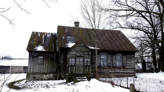 Jest unikalny. Zabytkowy, drewniany dom w Lachowie