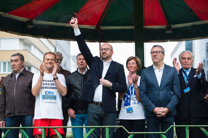 Tusk w krótkich spodenkach i t-shircie oburzył prawicę