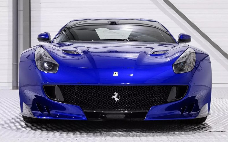 Elektryzująco niebieskie Ferrari F12dtf na sprzedaż