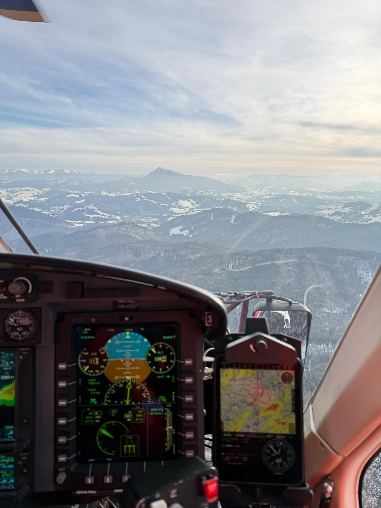 Leteckí záchranári pomáhali štyrom zraneným lyžiarom. 