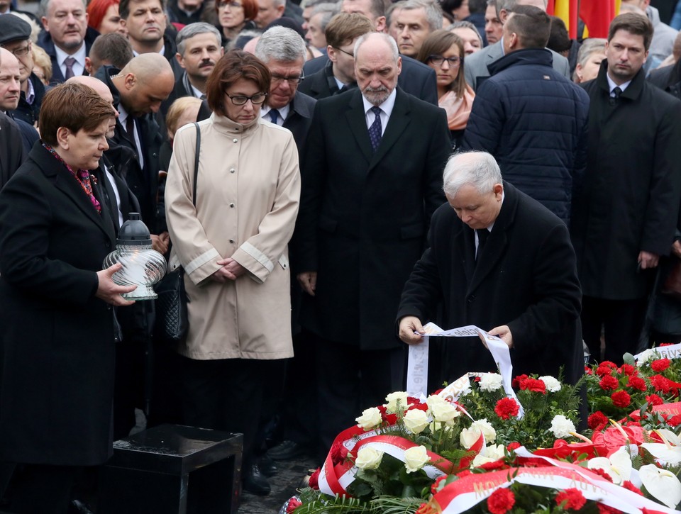 Prezes PiS Jarosław Kaczyński, premier Beata Szydło, rzecznik prasowy PiS Beata Mazurek, marszałek Senatu Stanisław Karczewski, minister obrony narodowej Antoni Macierewicz, podczas uroczystości przed pomnikiem ofiar na Cmentarzu Wojskowym na warszawskich Powązkach