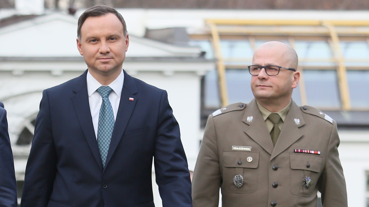 Gen. Jarosław Kraszewski odchodzi z Biura Bezpieczeństwa Narodowego i po ponad 30 latach służby przechodzi na emeryturę, choć do osiągnięcia pełnego wieku pozostało mu osiem lat. Informację potwierdził rzecznik Biura Bezpieczeństwa Narodowego Marcin Skowron. Wcześniej o sprawie informowała "Gazeta Wyborcza". Źródła Onetu potwierdziły te doniesienia.