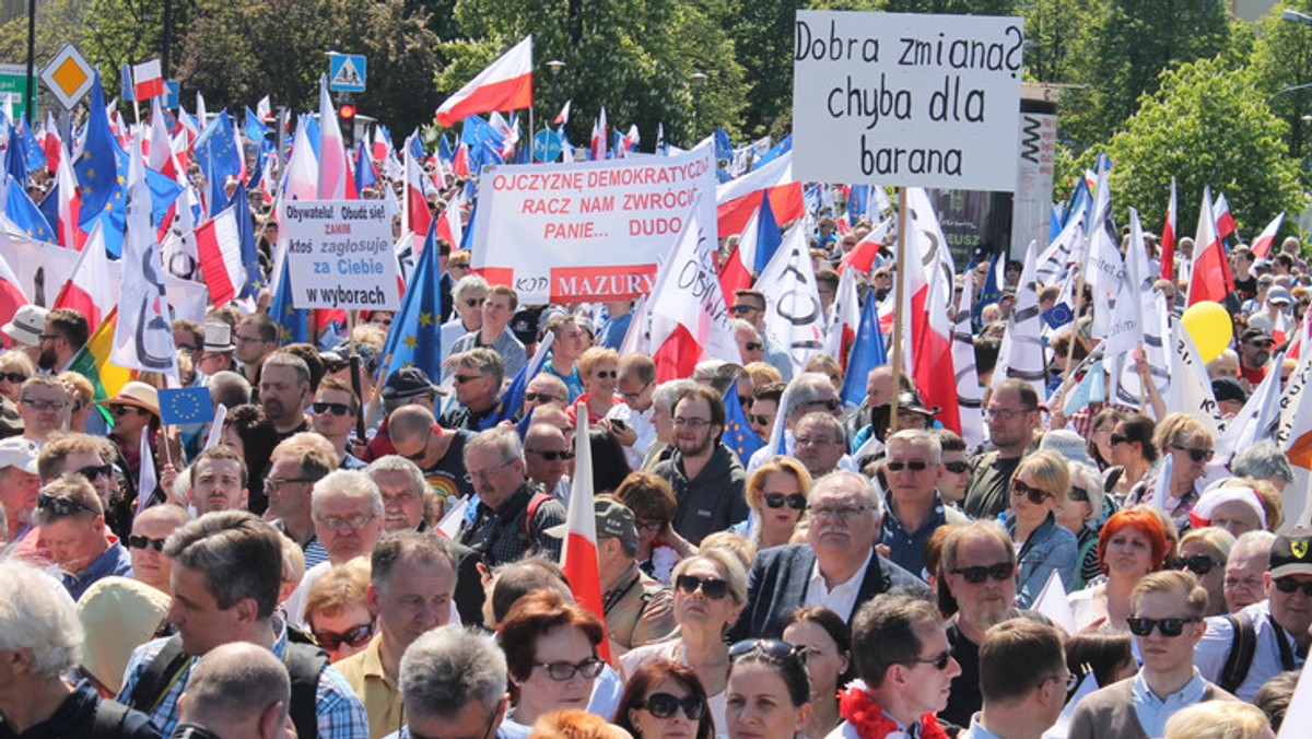 W Opolu początek czerwca kojarzy się najbardziej z festiwalem, czyli ze świętem polskiej muzyki, jednak w przyszły weekend świętować będzie także opolski oddział Komitetu Obrony Demokracji. Chcą upamiętnić 27. rocznicę częściowo wolnych wyborów w 1989 roku. – Ta rocznica była zaniedbywana, a przy obecnej władzy jest to data dezawuowana. My chcemy podkreślić te przemiany demokratyczne, jakie zaszły w społeczeństwie – mówi w rozmowie z Onetem Mateusz Rossa z opolskiego KOD-u.