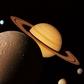 Montaż wykonany na podstawie zdjęć przesłanych w 1981 roku przez sondę Voyager, przedstawiający Saturna i jego księżyce