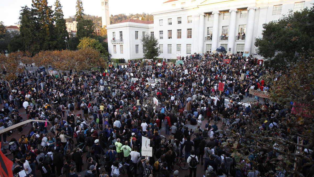 Na kampusie Uniwersytetu Kalifornijskiego w Berkeley policja postrzeliła we wtorek uzbrojonego mężczyznę. W tym czasie ok. tysiąca osób brało udział w proteście "Occupy Cal" ("Okupuj Kalifornię"), zorganizowanym na terenie uczelni - poinformował uniwersytet.