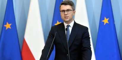 Niespodziewana konferencja prasowa. Rząd pilnie łata Polski Ład. Od przyszłego tygodnia będzie wypłacać wyrównanie pensji!