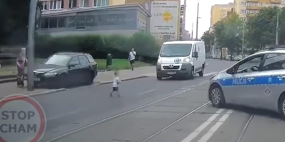 Dziecko wybiegło na środek ruchliwej ulicy Szczecina. Nagranie mrozi krew w żyłach