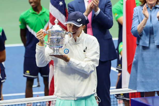 Iga Świątek po wygranym finale wielkoszlemowego turnieju tenisowego US Open z Tunezyjką Ons Jabeur