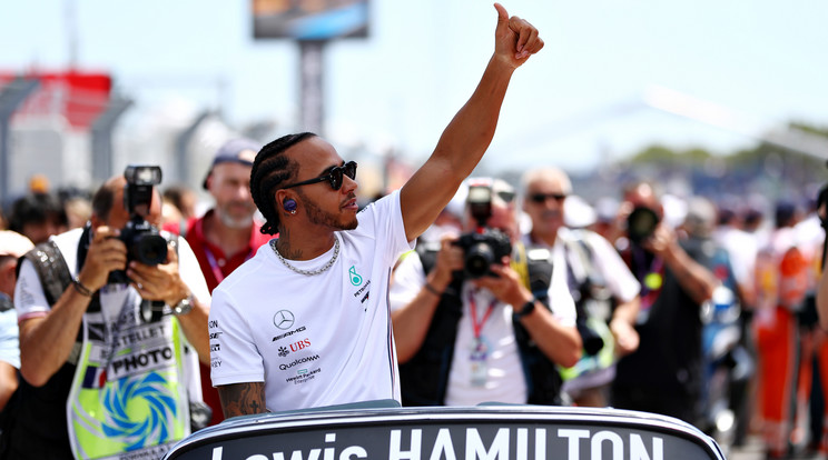 Megszokott kép az idei futamokon: Hamilton biztosan vezet, s csak csapattársa, Bottas tudja tartani vele a lépést / Fotó: Getty Images