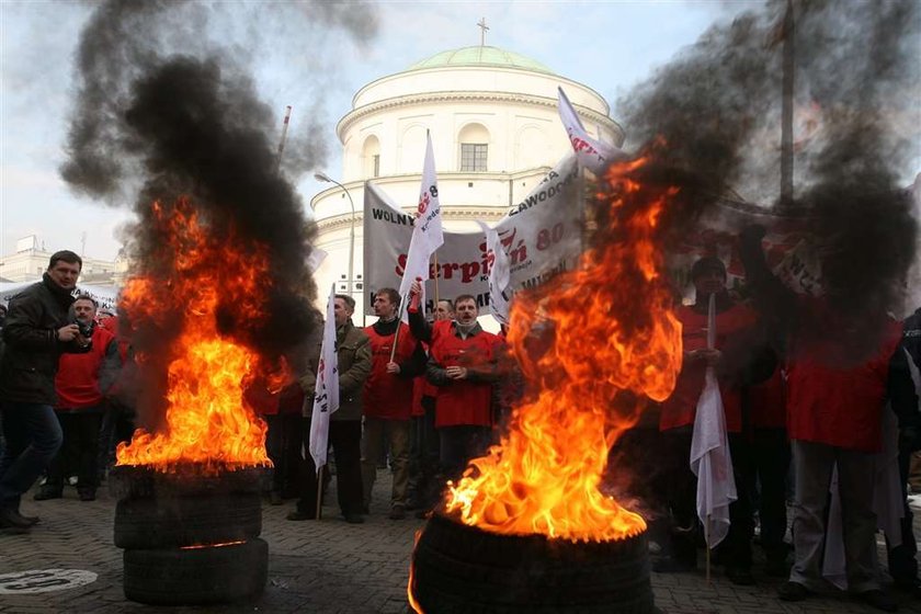 Opony płoną na demonstracjach