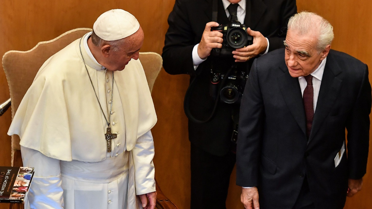 Martin Scorsese spotkał się z papieżem Franciszkiem. 23 października, podczas debaty dotyczącej międzypokoleniowego dialogu, reżyser kontrowersyjnego filmu "Ostatnie kuszenie Chrystusa", który przez lata uznawany był przez katolików za bluźnierczy, wyznał przed Ojcem Świętym, że kiedyś wizja Kościoła "wydawała mu się odległa". Poprosił też papieża o poradę, jak starsi ludzie mają "wzmacniać i prowadzić młodych" przez życie.
