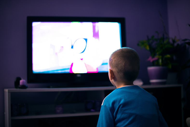 W dzisiejszych czasach ciężko jest uniknąć oglądania telewizji przez dziecko. Staraj się jednak, aby czas spędzony przez dziecko przed ekranem był ograniczony do minimum