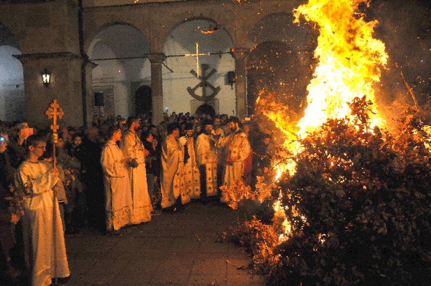 Paljenje badnjaka u Sabornoj crkvi u Nišu