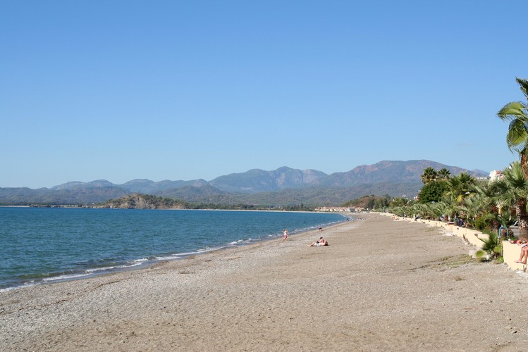 10. miejsce - Plaża Calis – publiczna, długa plaża położona obok promenady w Fethiye. Widok z plązy jest zapierający dech w piersiach: z jednej strony góry z drugiej zaś turkusowe z morze z licznymi wyspami.