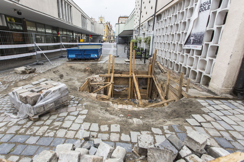 Archeolodzy badają kolejne części Starego Rynku w Poznaniu