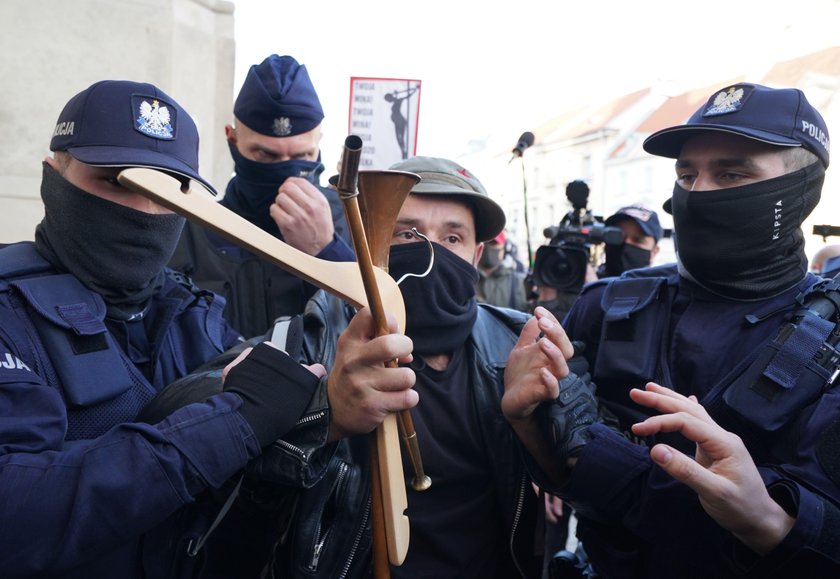 Protest pod kościołem w Warszawie