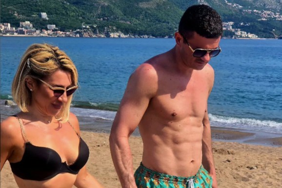 (FOTO) VRELI APRIL U CRNOJ GORI Jovana Jeremić u bikiniju sa zlatom pokazala ZATEGNUTO TELO, Tigar je drži za ruku: "Moj heroju"